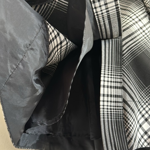 H&M  0 Black white skirt lined and pockets on the side. - Picture 4 of 5